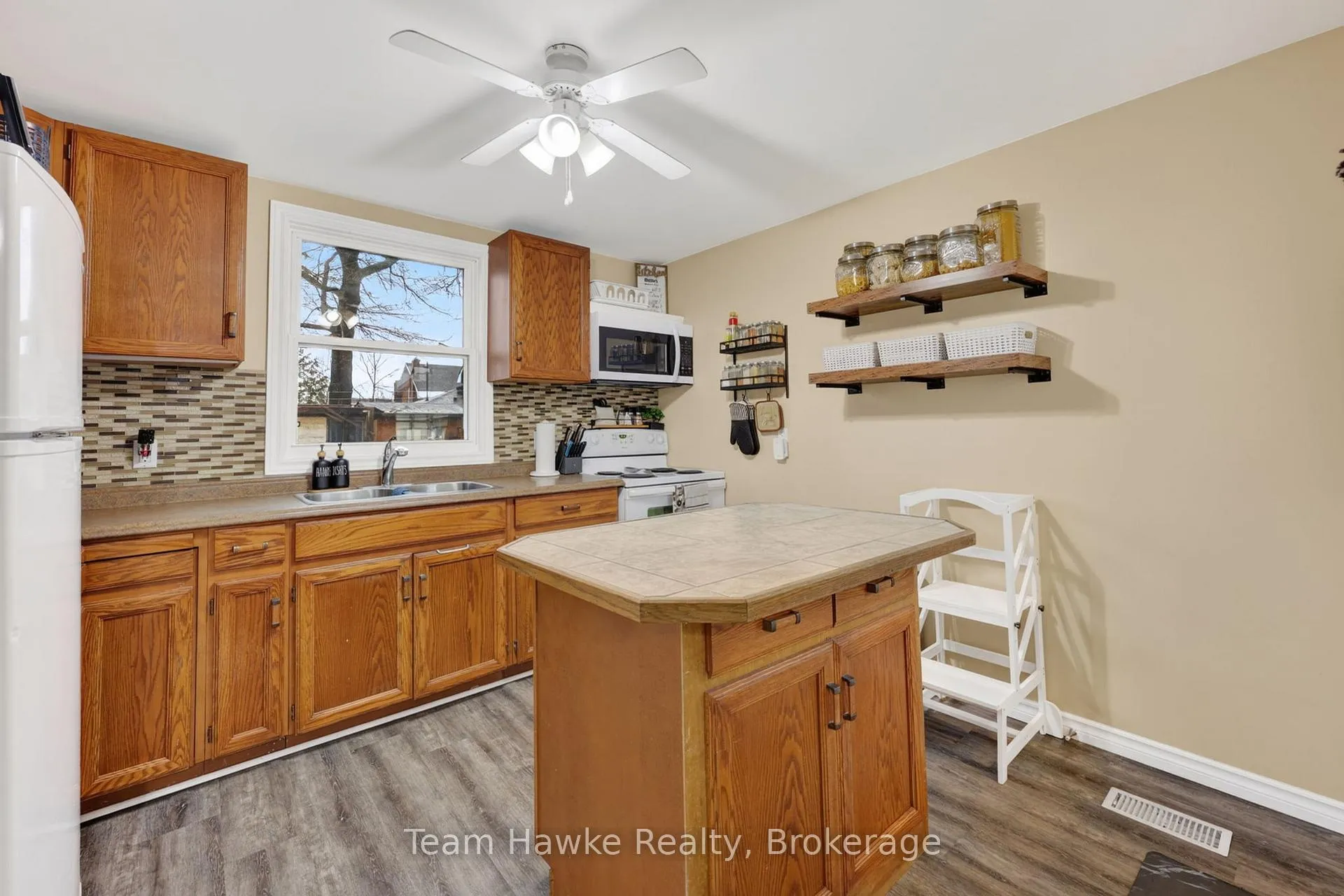 Photo 13 of 374 Dominion Avenue, Midland — HOMEH