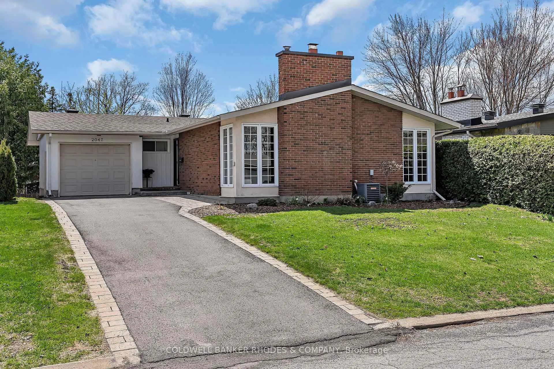 Front of 2047 Woodglen Crescent