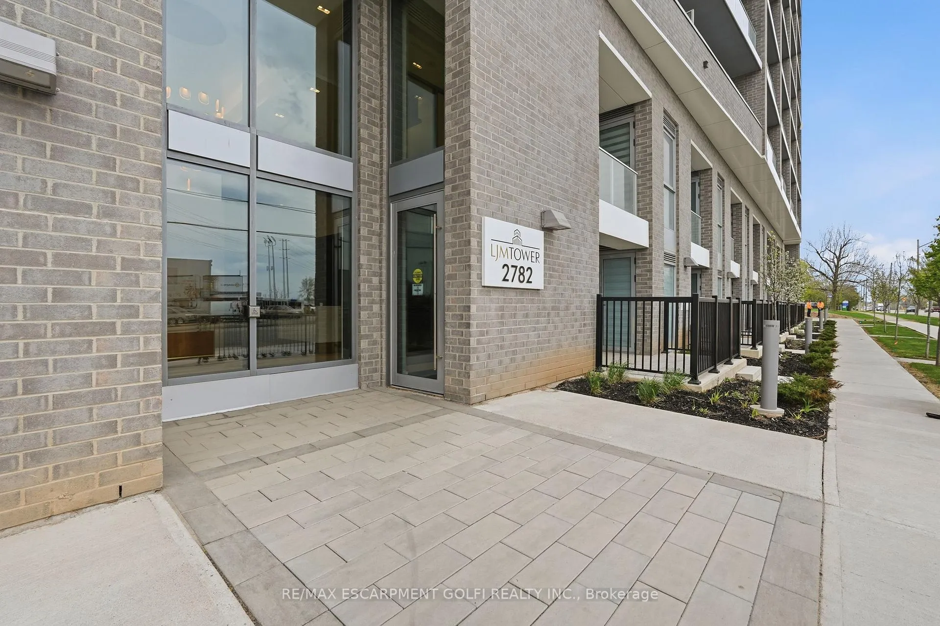 Photo 3 of Unit 513, 2782 Barton Street E, Hamilton, Riverdale — HOMEH