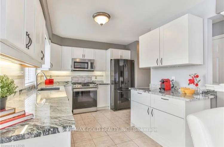 Photo 8 of 65 Woodhatch Crescent, Ingersoll, Ingersoll - North — HOMEH