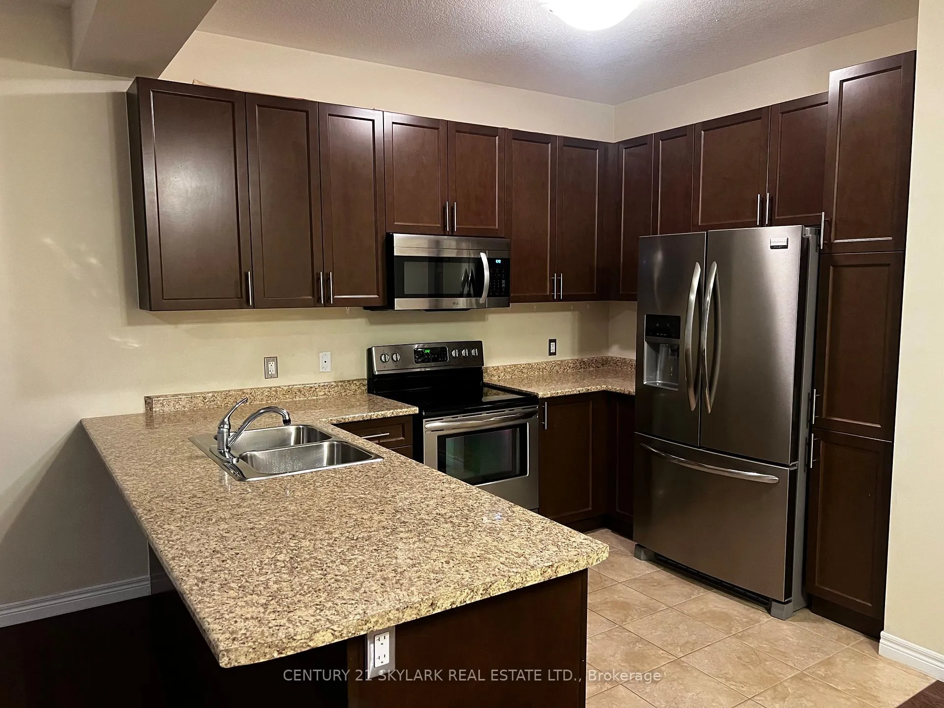 Photo 4 of 96 Charleswood Crescent, Hamilton, Rural Glanbrook — HOMEH
