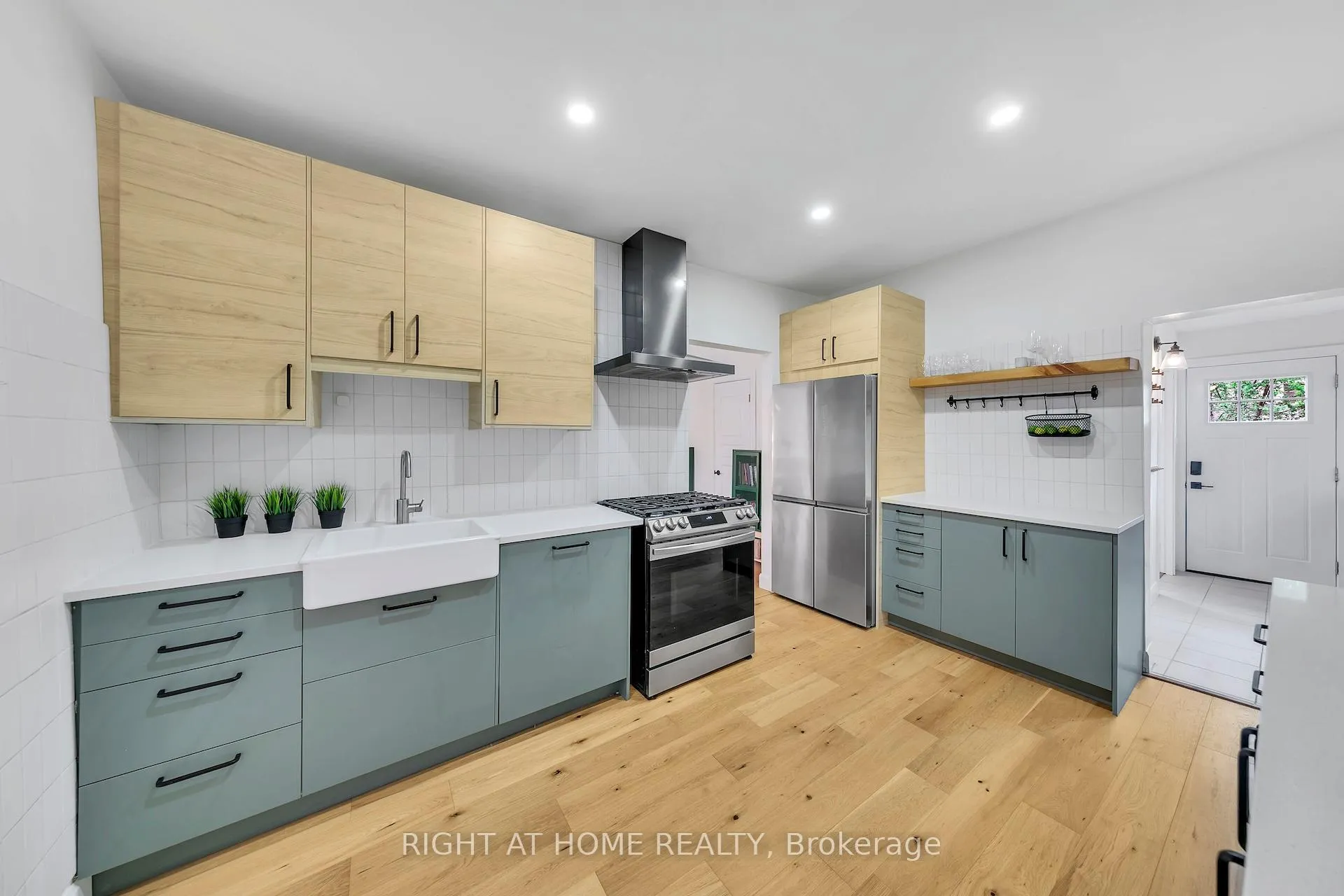 Photo 12 of 501 Ferguson Avenue N, Hamilton, North End — HOMEH