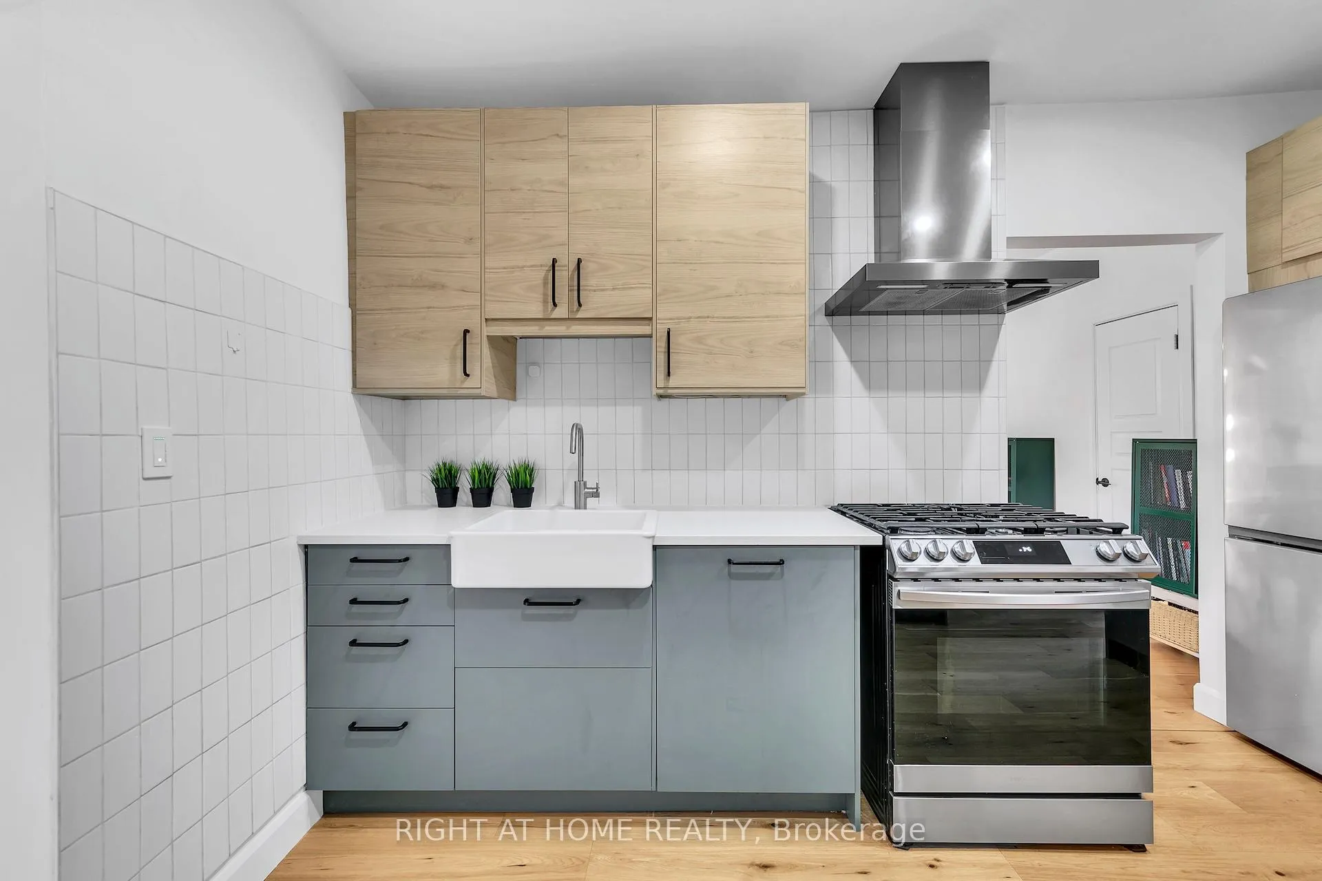 Photo 14 of 501 Ferguson Avenue N, Hamilton, North End — HOMEH