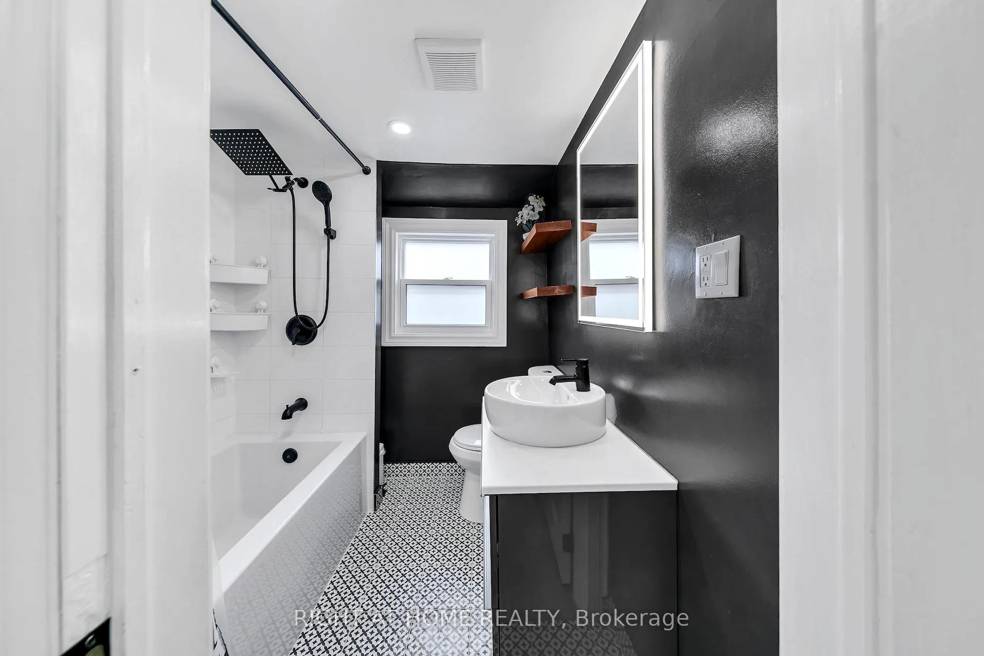Photo 24 of 501 Ferguson Avenue N, Hamilton, North End — HOMEH