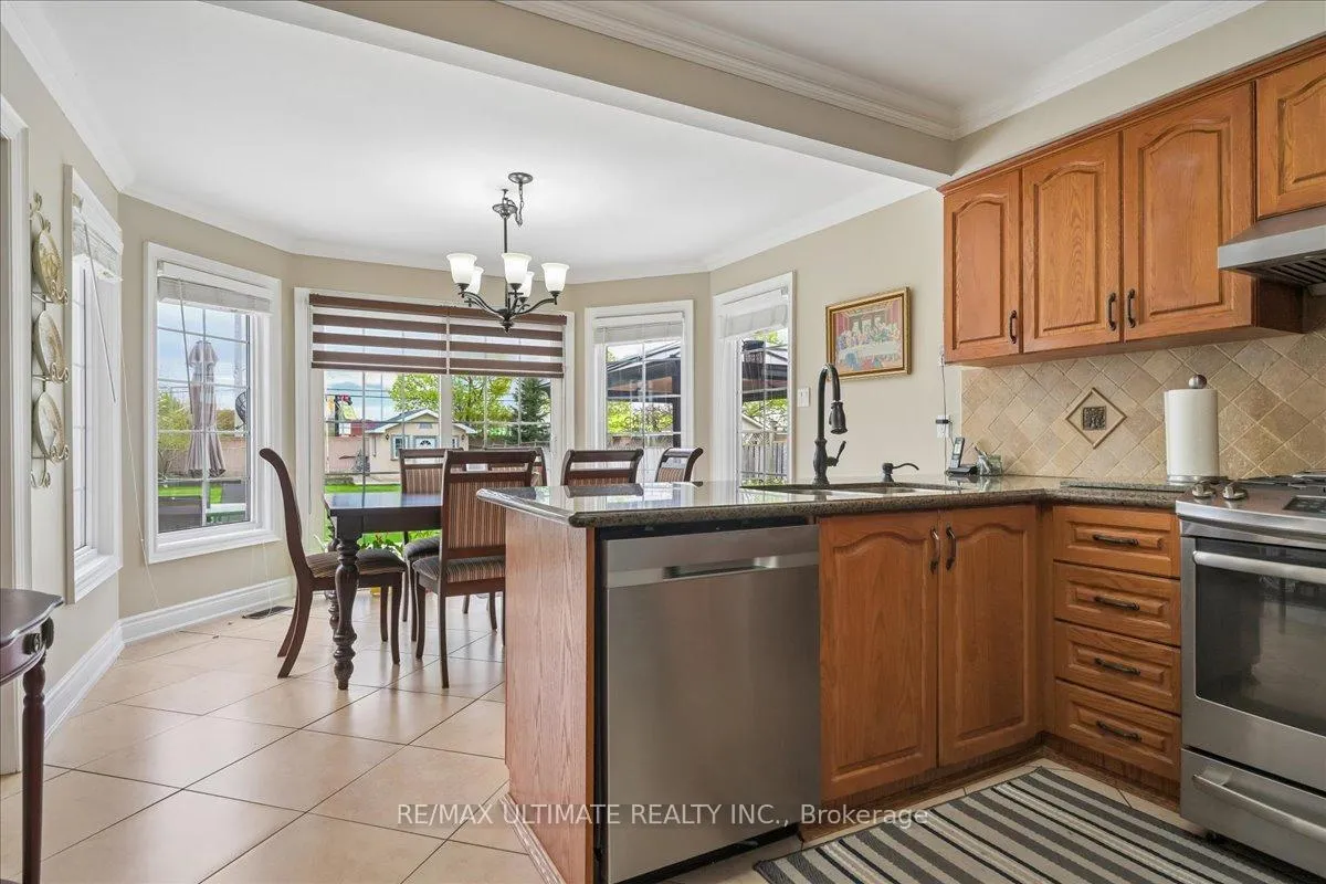 Photo 10 of 4 Bates Court, Brampton, Northwood Park — HOMEH