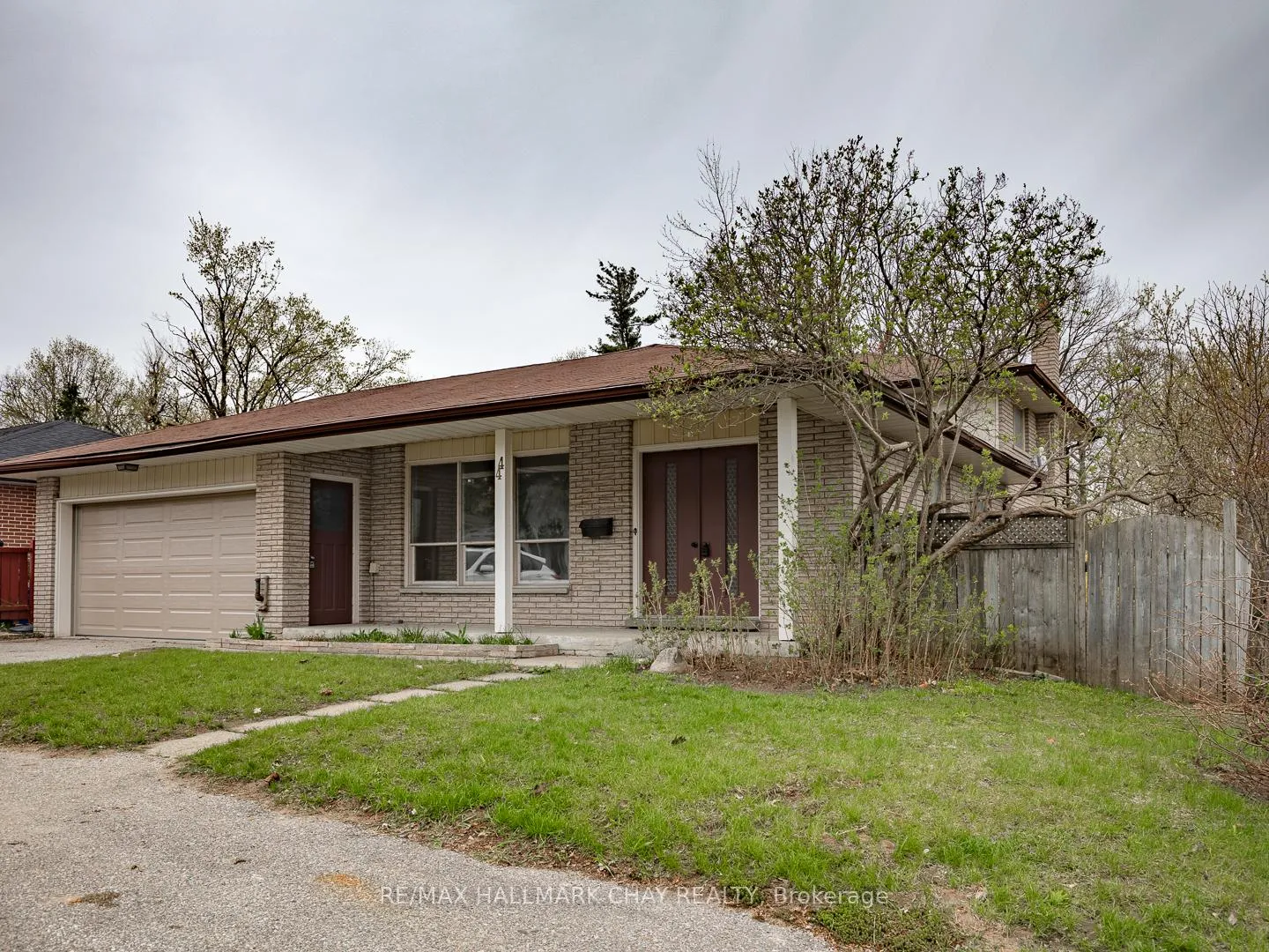 Photo 3 of 44 Marshall Street, Barrie, Allandale Heights — HOMEH