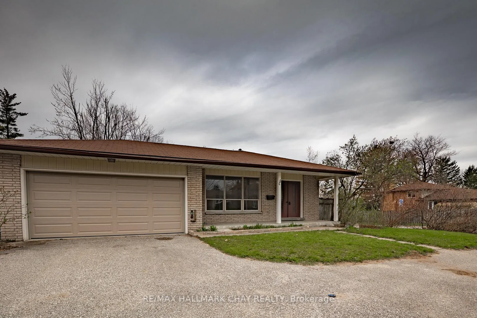Photo 4 of 44 Marshall Street, Barrie, Allandale Heights — HOMEH