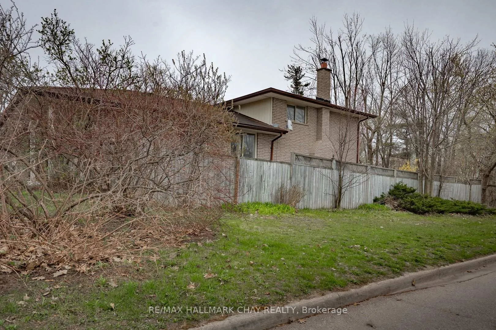 Photo 5 of 44 Marshall Street, Barrie, Allandale Heights — HOMEH