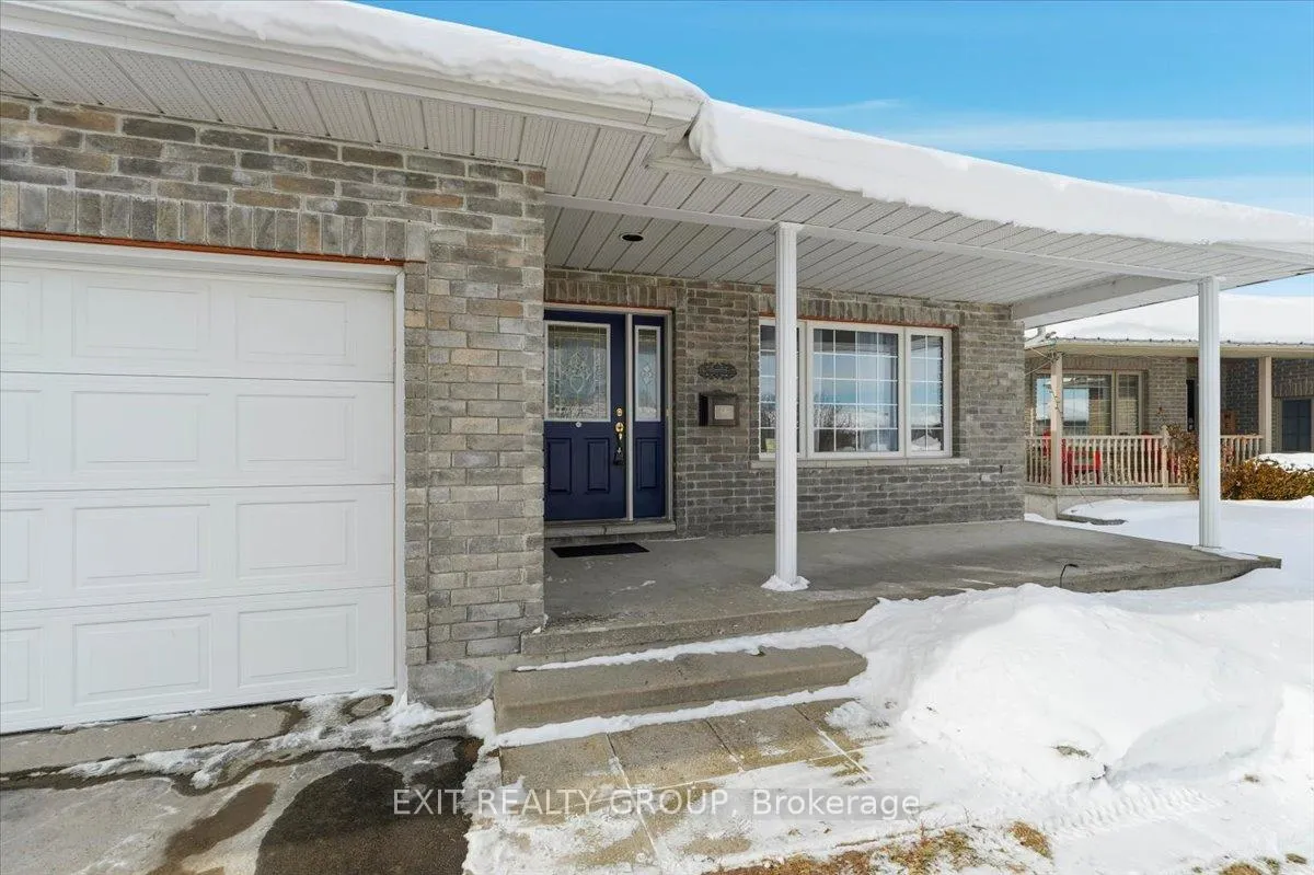 Photo 3 of 14 Stonegate Crescent, Quinte West, Frankford Ward — HOMEH