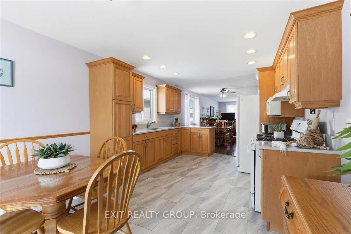 Photo 4 of 14 Stonegate Crescent, Quinte West, Frankford Ward — HOMEH