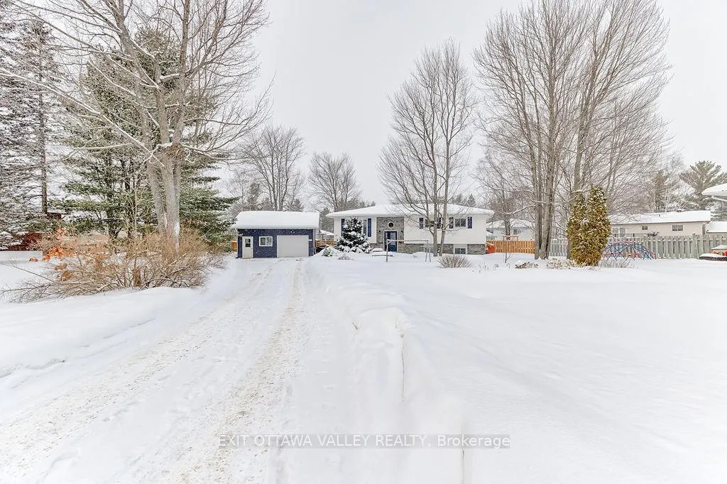 Photo 2 of 23 Lisa Crescent W, Petawawa — HOMEH