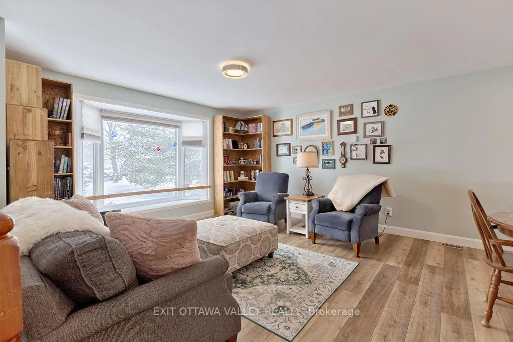 Photo 6 of 23 Lisa Crescent W, Petawawa — HOMEH