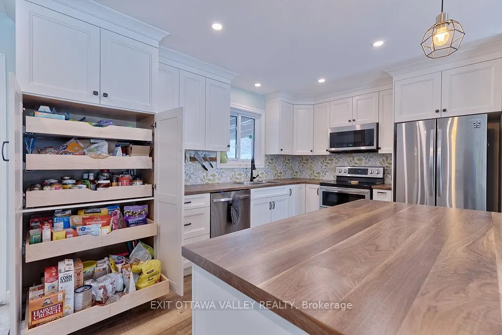 Photo 15 of 23 Lisa Crescent W, Petawawa — HOMEH