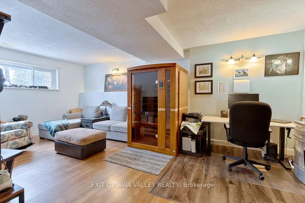 Photo 25 of 23 Lisa Crescent W, Petawawa — HOMEH