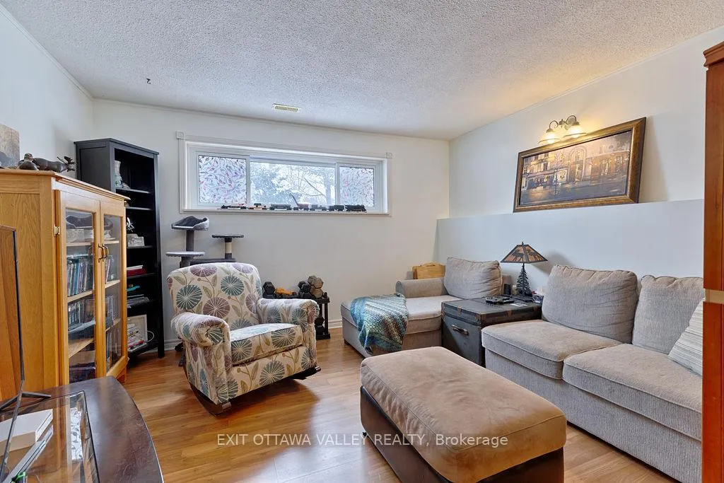 Photo 26 of 23 Lisa Crescent W, Petawawa — HOMEH