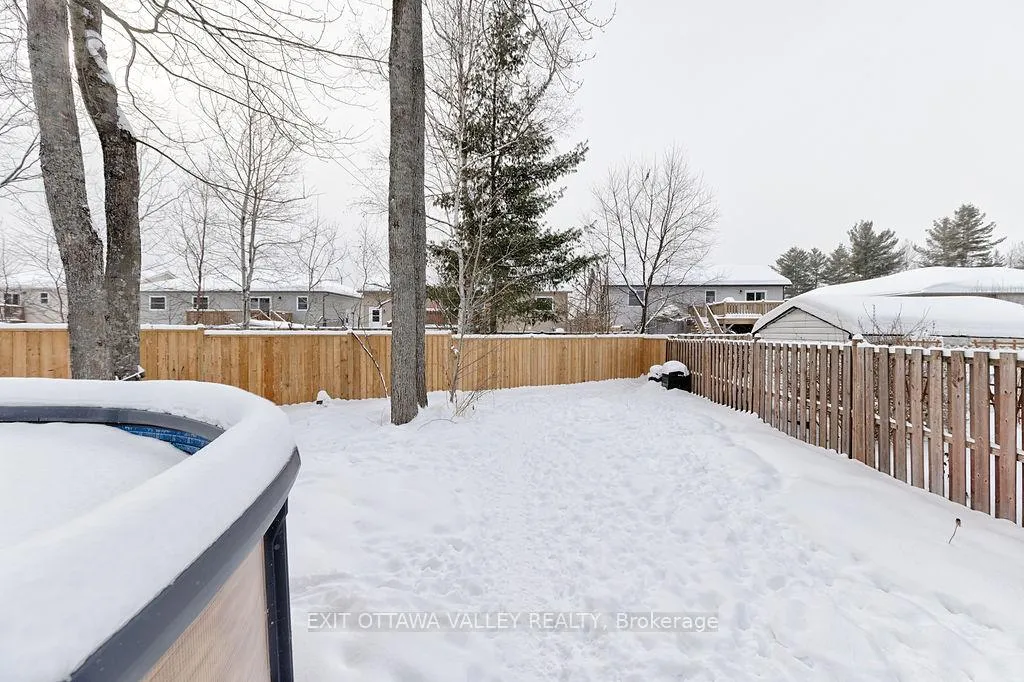 Photo 36 of 23 Lisa Crescent W, Petawawa — HOMEH
