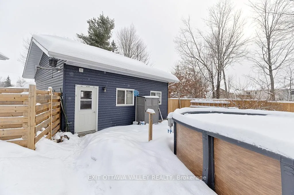 Photo 37 of 23 Lisa Crescent W, Petawawa — HOMEH