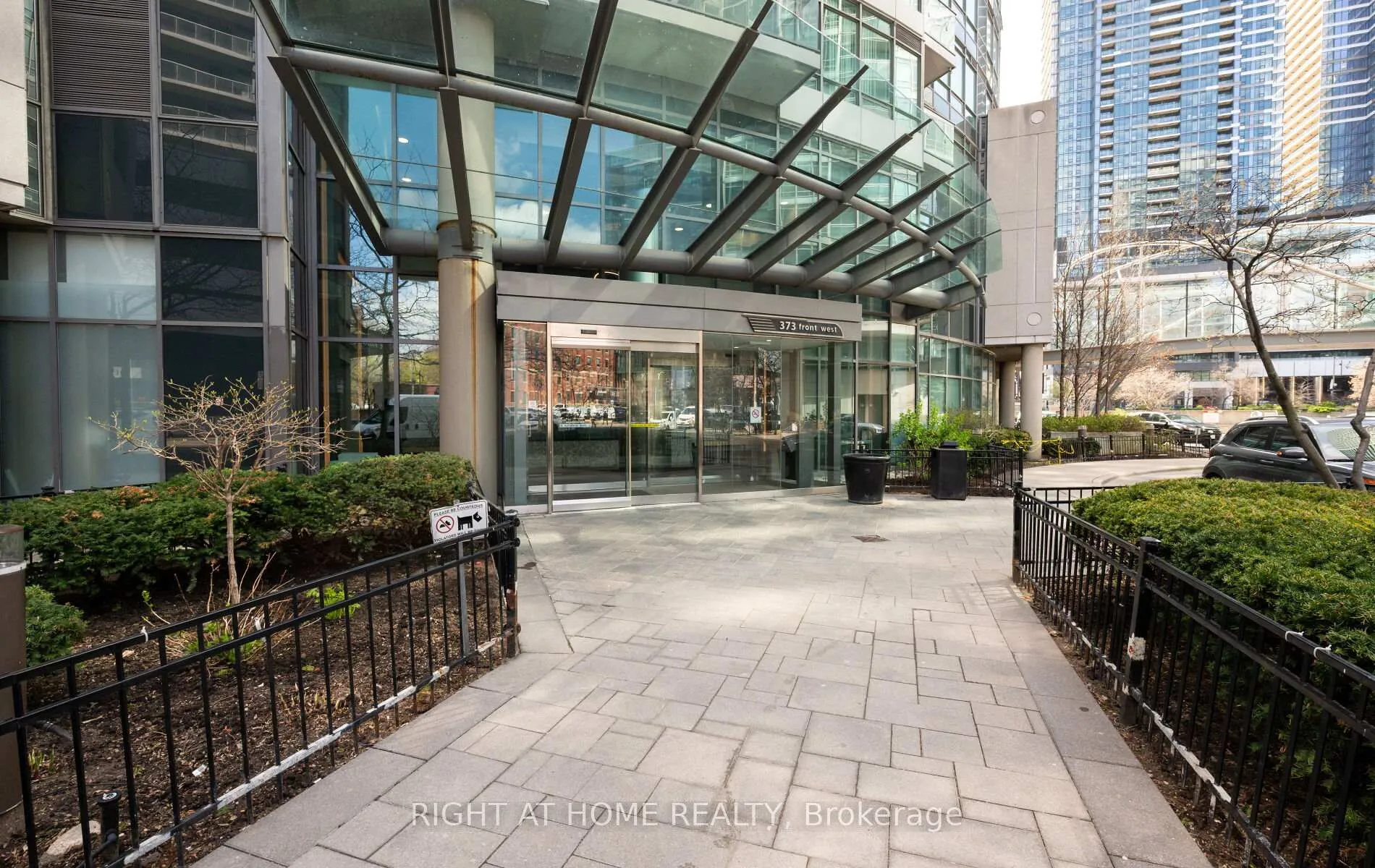 Photo 4 of Unit 803, 373 Front Street W, Toronto, Waterfront Communities — HOMEH