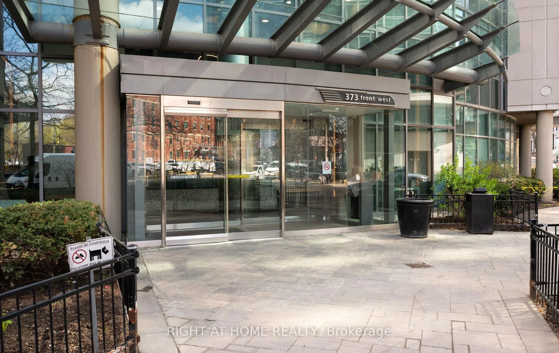 Photo 5 of Unit 803, 373 Front Street W, Toronto, Waterfront Communities — HOMEH