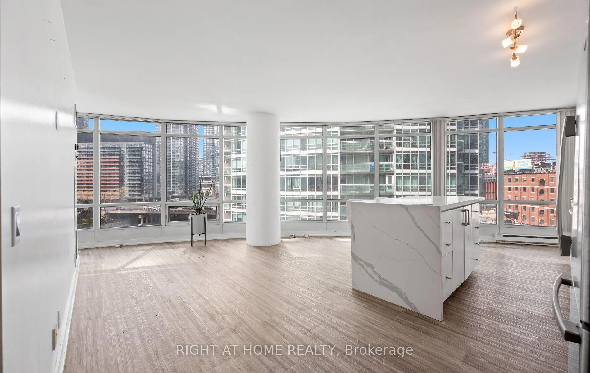 Photo 13 of Unit 803, 373 Front Street W, Toronto, Waterfront Communities — HOMEH