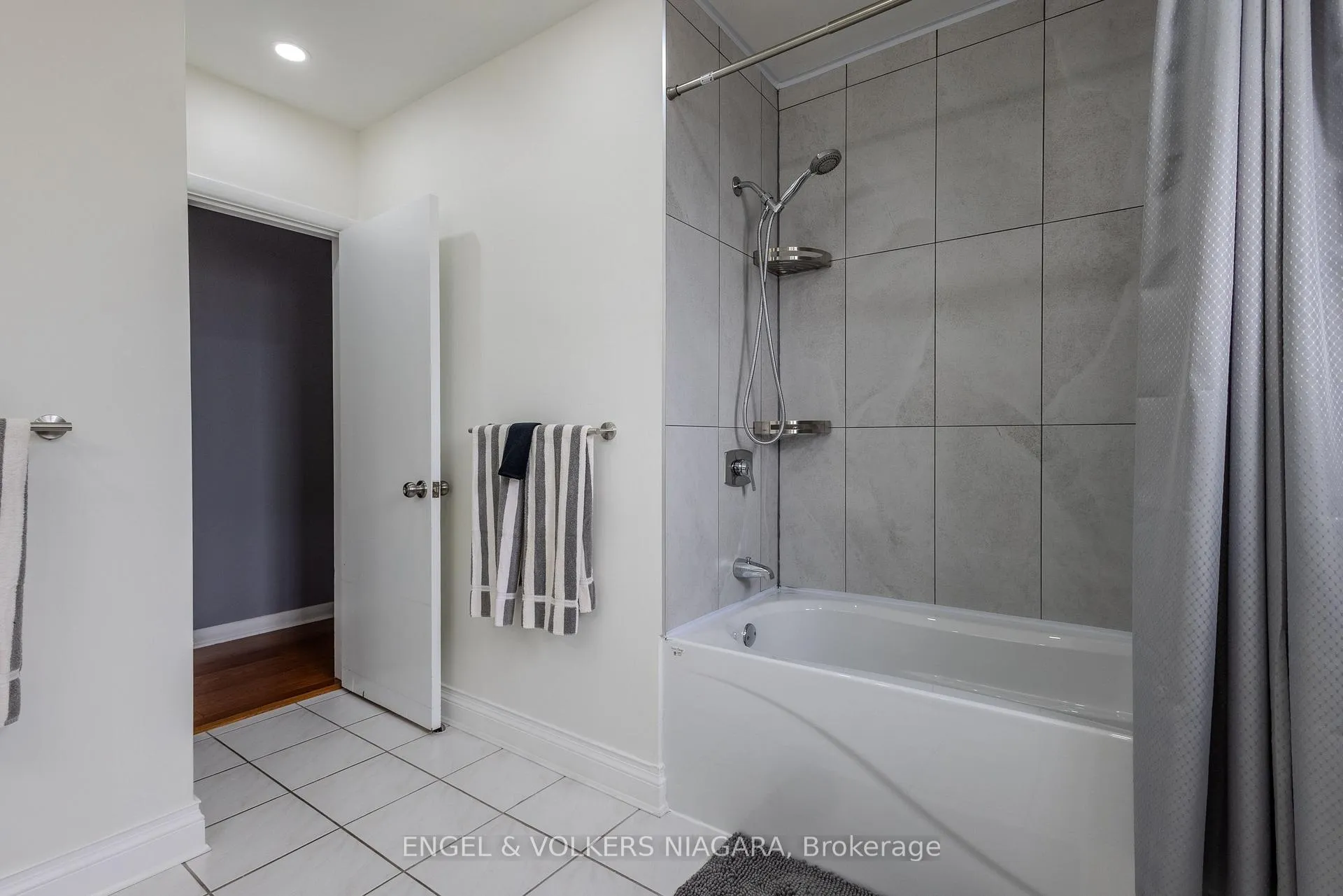 Photo 24 of 3560 Rapidsview Drive, Niagara Falls, Chippawa — HOMEH