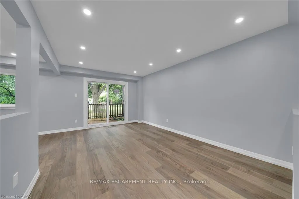 Photo 5 of Unit 4, 451 Woodview Road, Burlington, Roseland — HOMEH