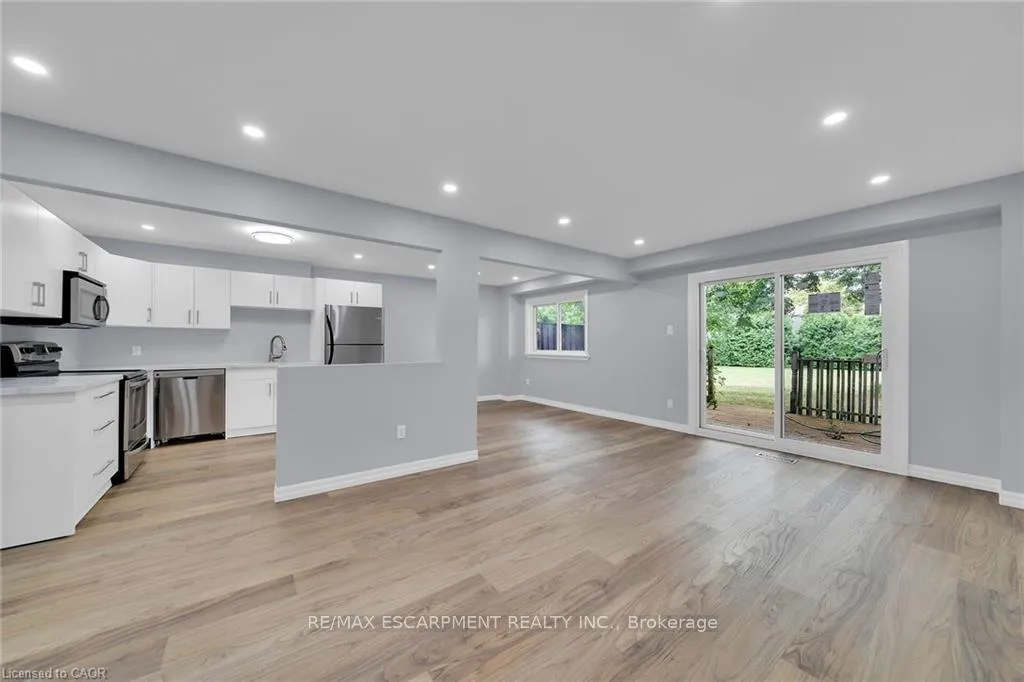 Photo 6 of Unit 4, 451 Woodview Road, Burlington, Roseland — HOMEH