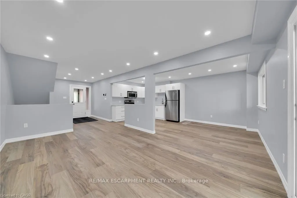 Photo 7 of Unit 4, 451 Woodview Road, Burlington, Roseland — HOMEH
