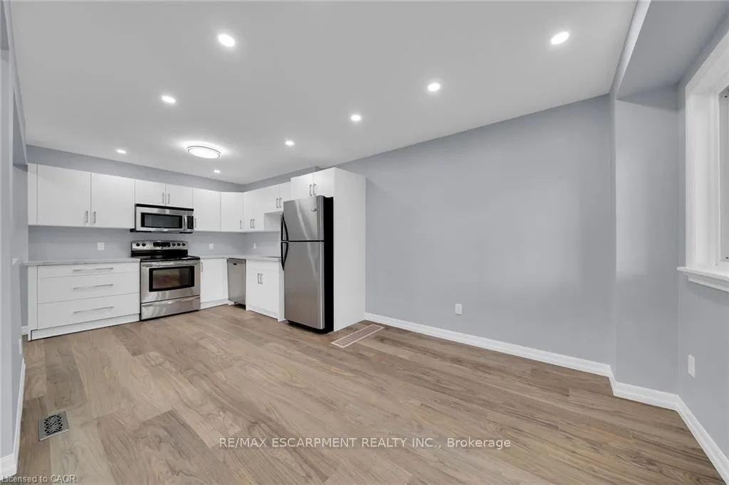Photo 8 of Unit 4, 451 Woodview Road, Burlington, Roseland — HOMEH