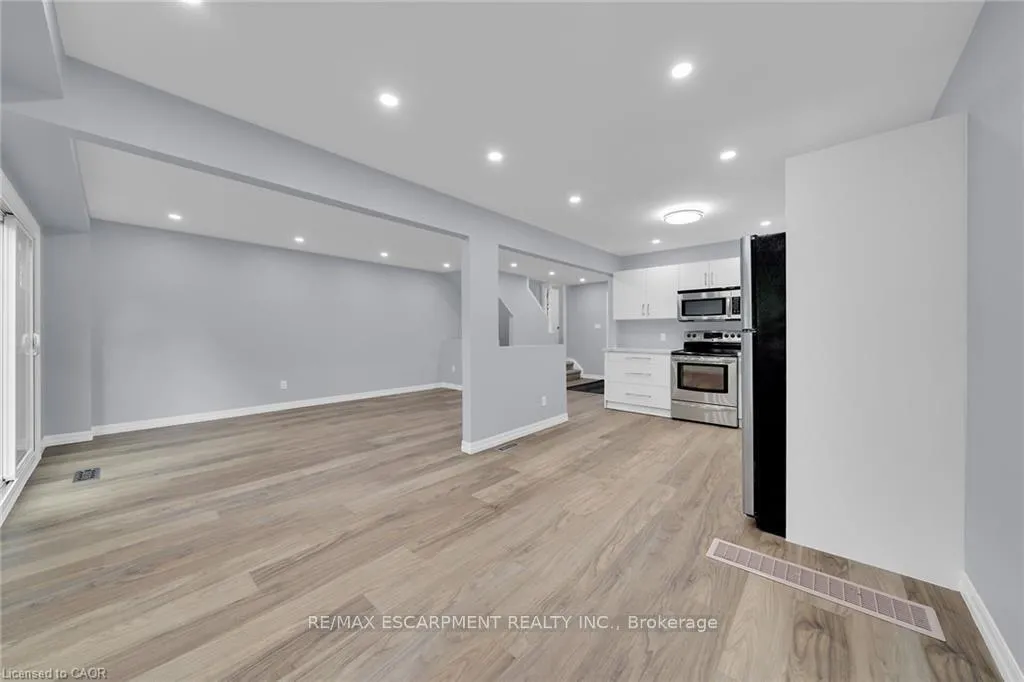 Photo 9 of Unit 4, 451 Woodview Road, Burlington, Roseland — HOMEH
