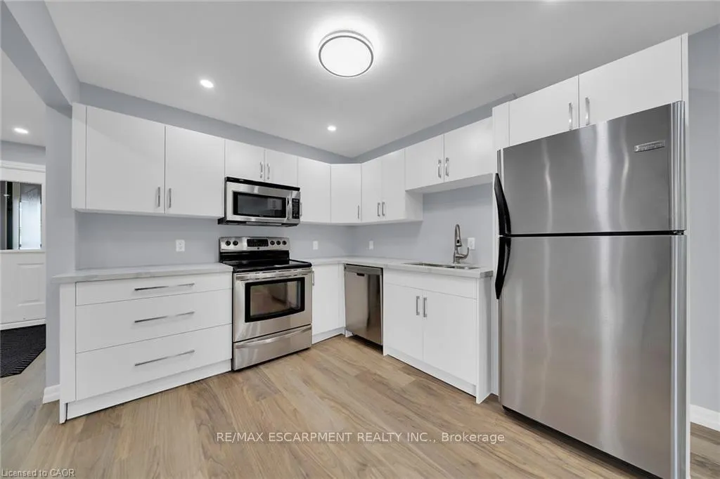 Photo 11 of Unit 4, 451 Woodview Road, Burlington, Roseland — HOMEH