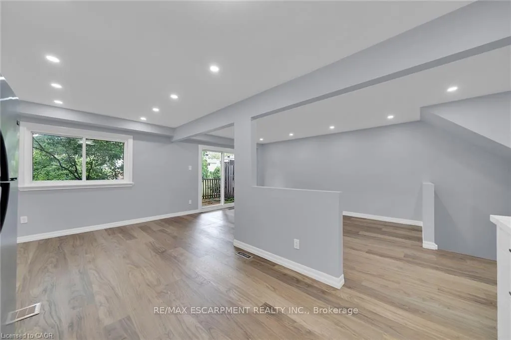 Photo 13 of Unit 4, 451 Woodview Road, Burlington, Roseland — HOMEH