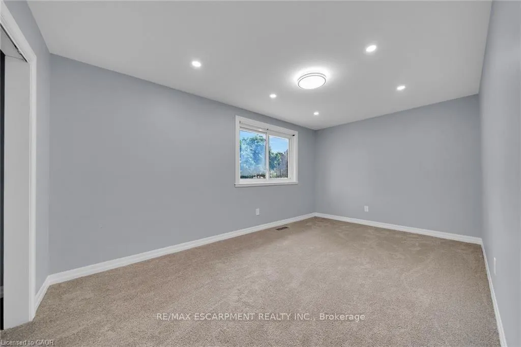 Photo 16 of Unit 4, 451 Woodview Road, Burlington, Roseland — HOMEH