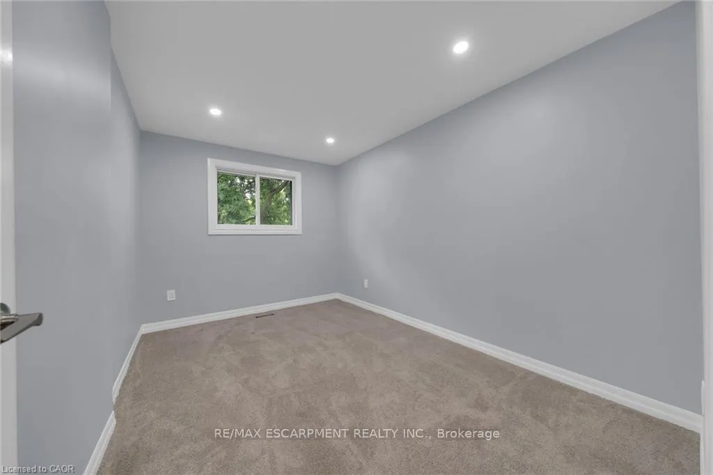 Photo 18 of Unit 4, 451 Woodview Road, Burlington, Roseland — HOMEH