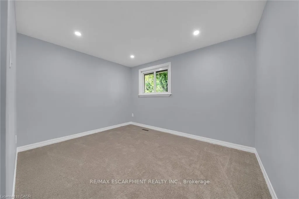 Photo 19 of Unit 4, 451 Woodview Road, Burlington, Roseland — HOMEH
