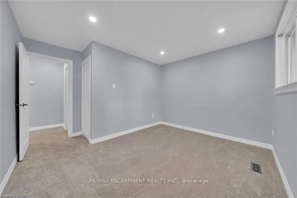 Photo 20 of Unit 4, 451 Woodview Road, Burlington, Roseland — HOMEH