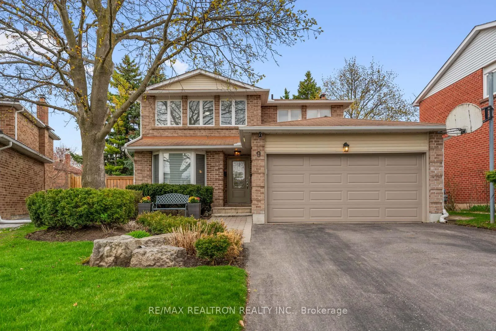 Photo 1 of 9 Whittington Court, Markham, Thornlea — HOMEH