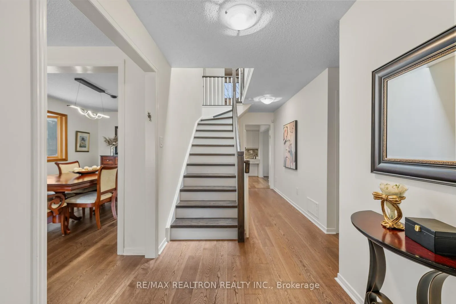 Photo 2 of 9 Whittington Court, Markham, Thornlea — HOMEH
