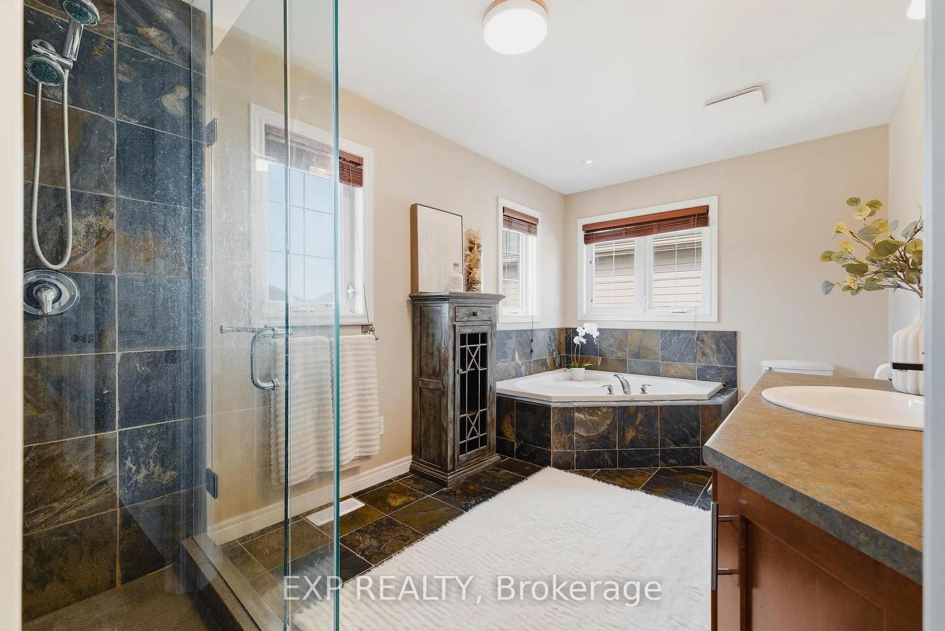 Photo 10 of 631 Woodlawn Place, Waterloo — HOMEH