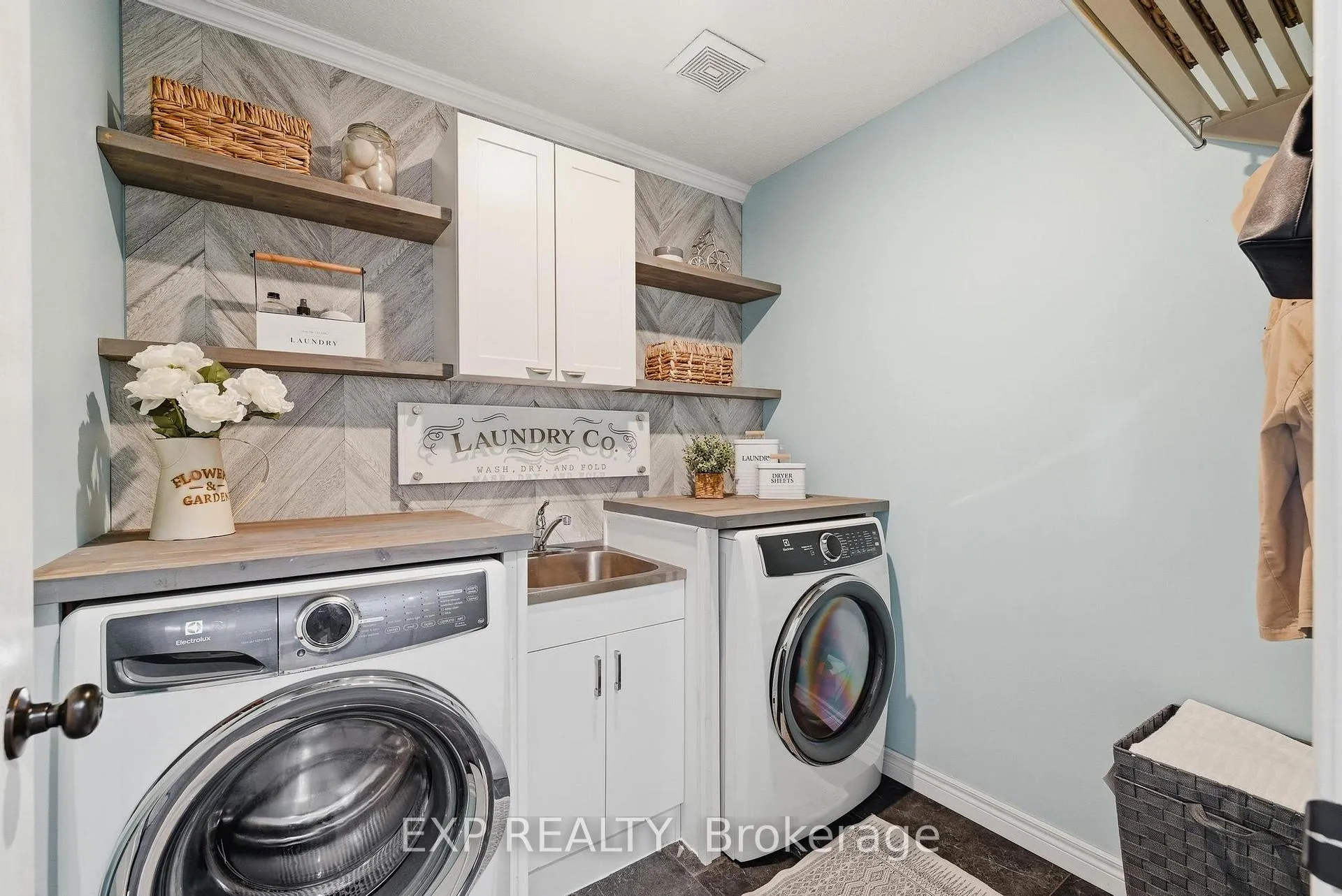 Photo 13 of 631 Woodlawn Place, Waterloo — HOMEH