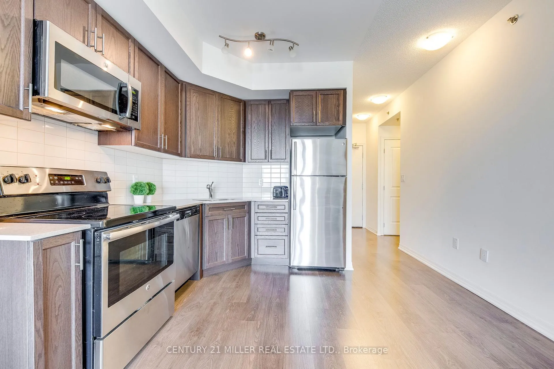Photo 7 of Unit 303, 560 North Service Road, Grimsby, Grimsby Beach — HOMEH