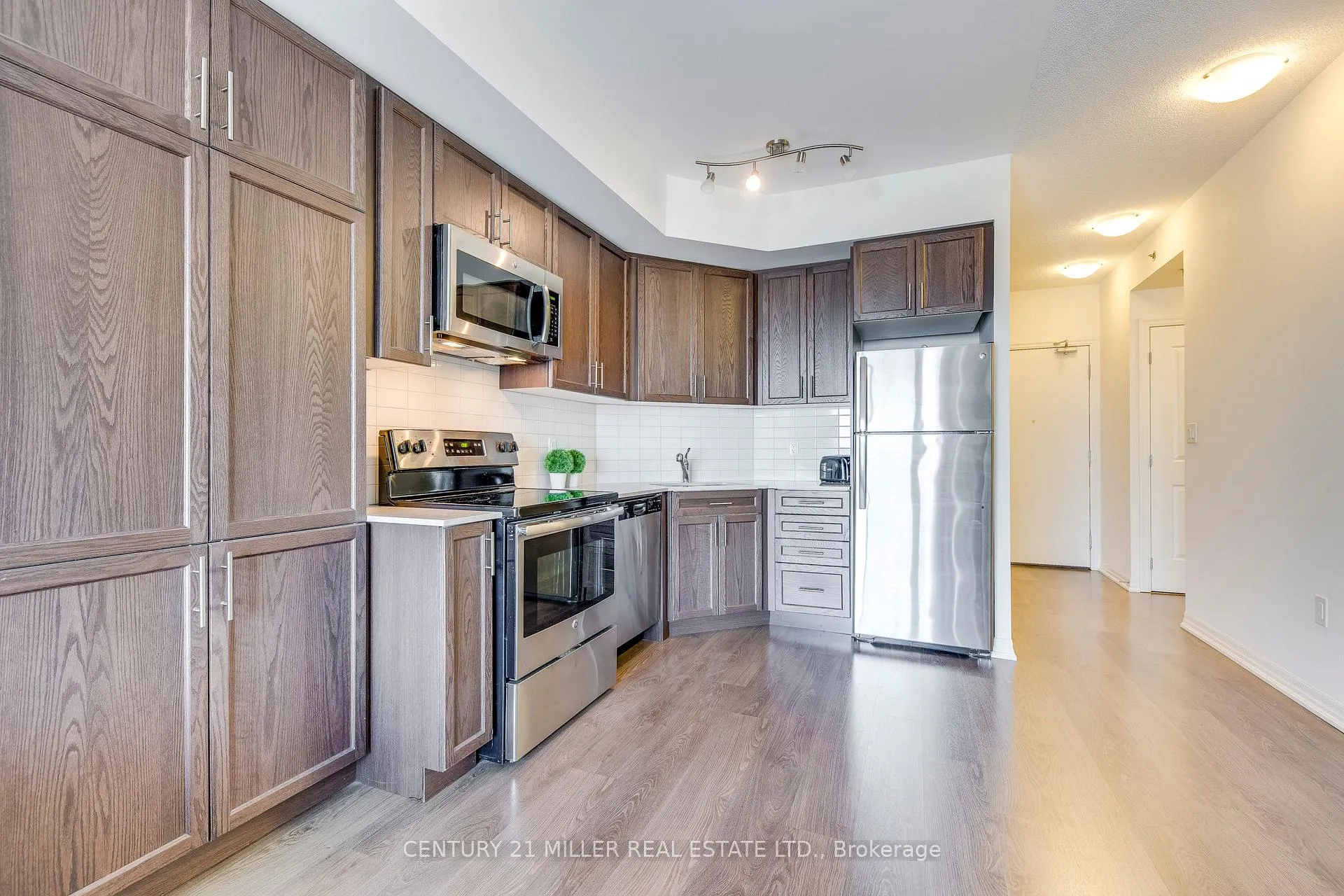 Photo 8 of Unit 303, 560 North Service Road, Grimsby, Grimsby Beach — HOMEH