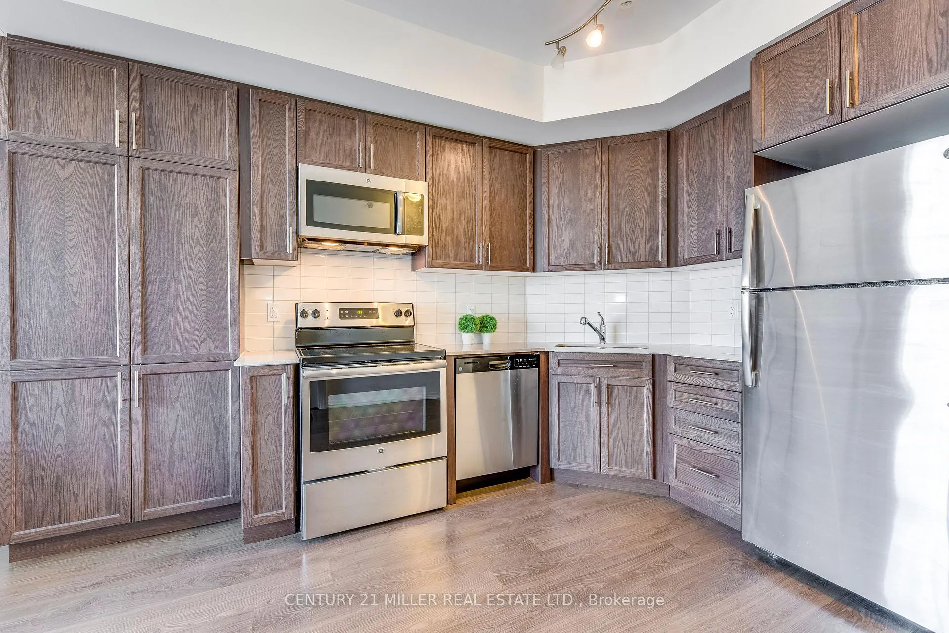 Photo 9 of Unit 303, 560 North Service Road, Grimsby, Grimsby Beach — HOMEH