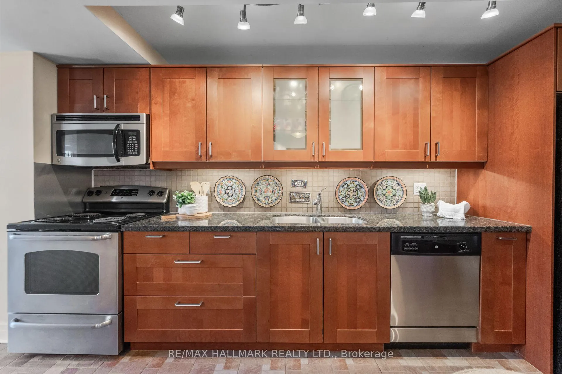 Photo 3 of 27A Ridout Street, Toronto, High Park-Swansea — HOMEH
