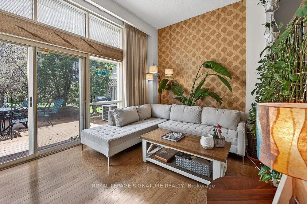 Photo 3 of 36 Vicora Link Way, Toronto, Flemingdon Park — HOMEH