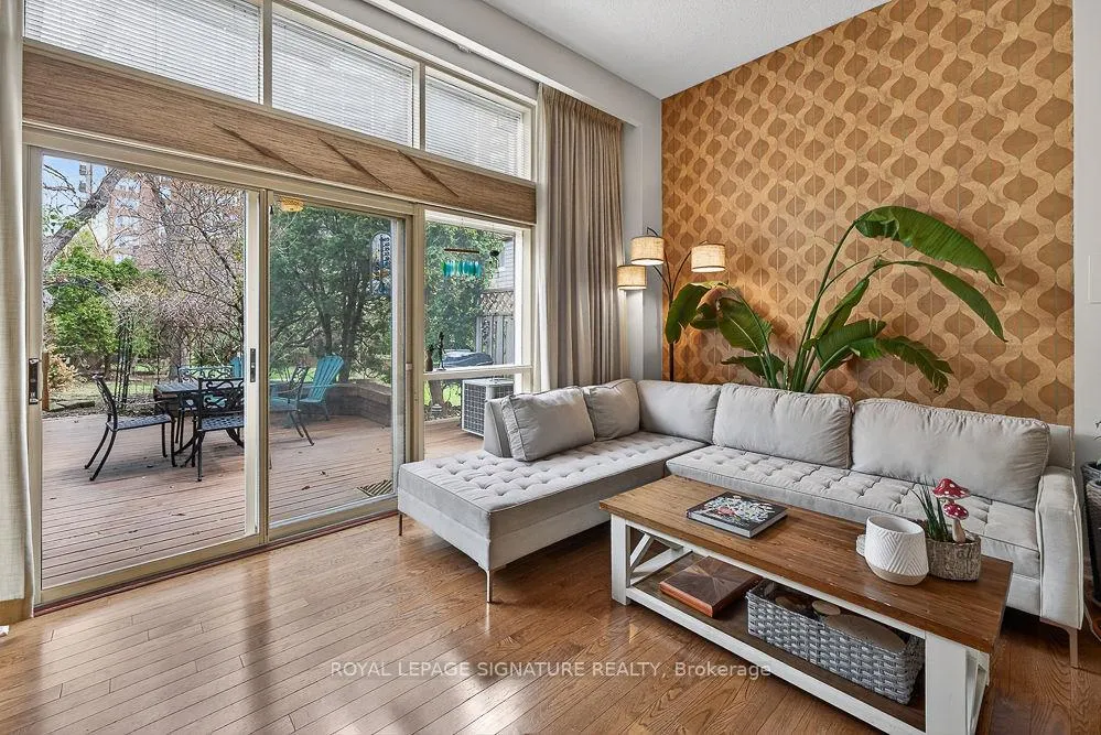 Photo 4 of 36 Vicora Link Way, Toronto, Flemingdon Park — HOMEH