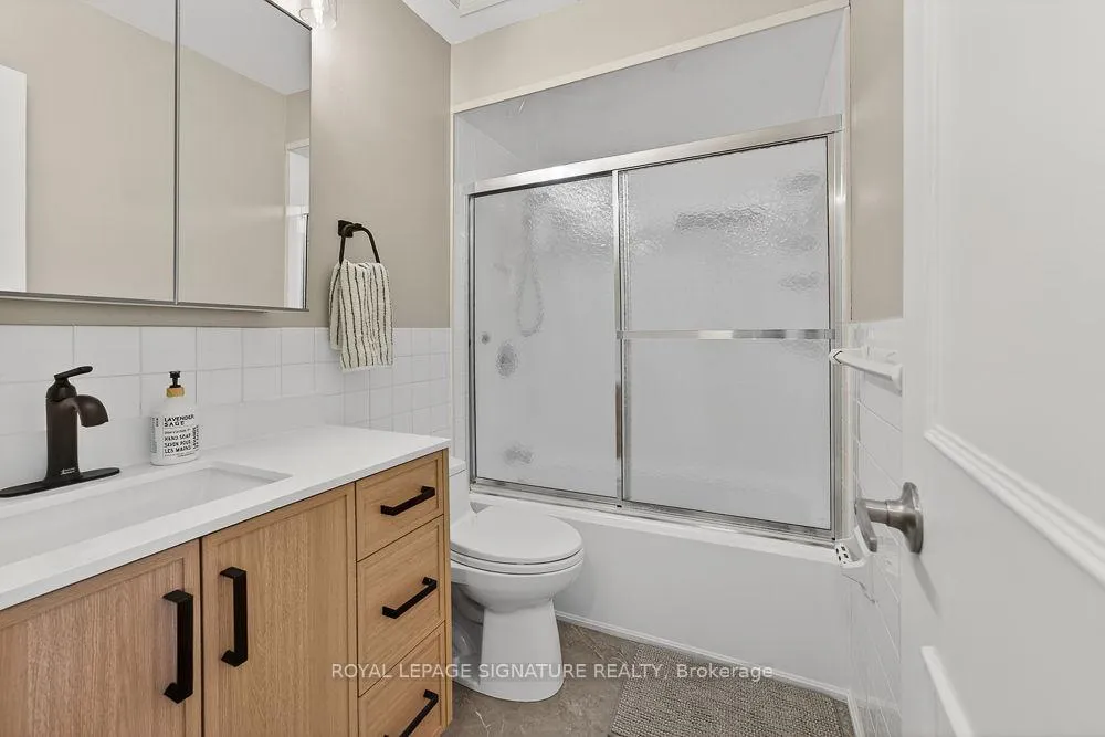 Photo 13 of 36 Vicora Link Way, Toronto, Flemingdon Park — HOMEH