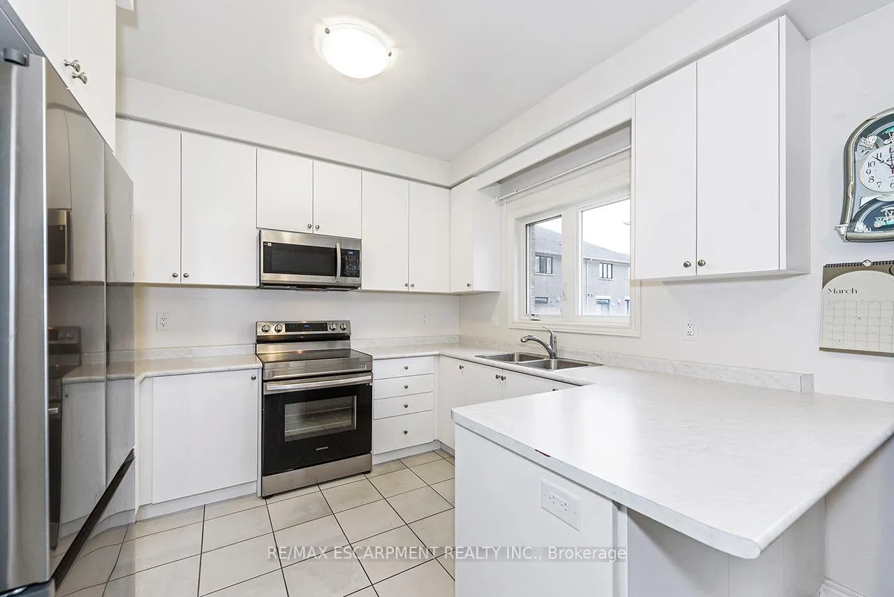 Photo 10 of 24 Westfield Crescent, Hamilton, Waterdown — HOMEH