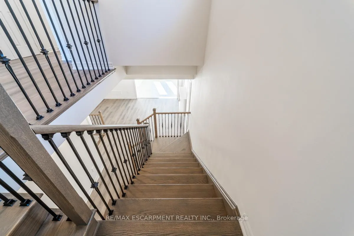 Photo 13 of 24 Westfield Crescent, Hamilton, Waterdown — HOMEH