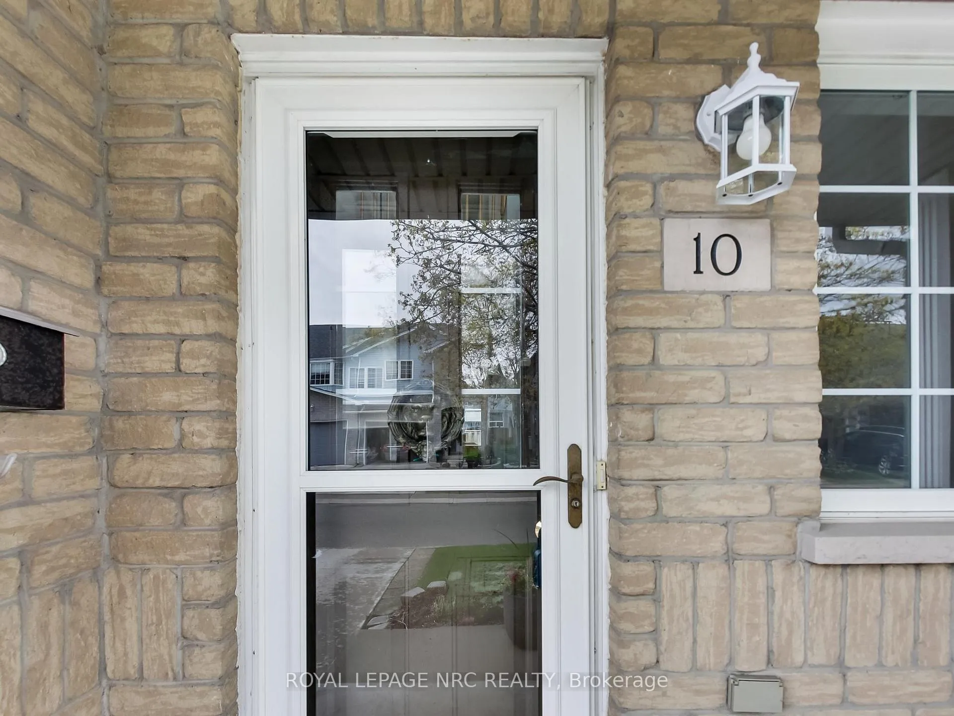 Photo 4 of Unit 10, 104 Frances Avenue, Hamilton, Lakeshore — HOMEH